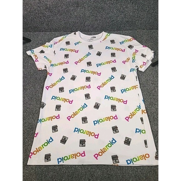 Polaroid Camera All Over Print Graphic TShirt Short Sleeve Size Medium - Picture 2 of 6